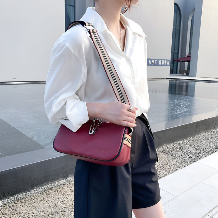 Sac à bandoulière rouge avec lanière rayée., 46266441433312,46266441466080,46266441498848
