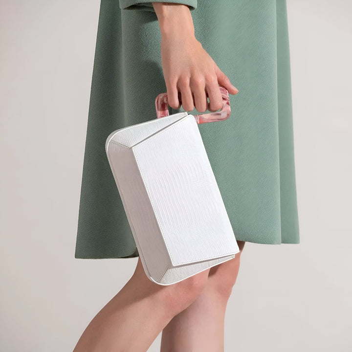 Sac blanc texturé avec poignée rose, porté par une femme en robe verte., 46193873715424,46193873748192,46193873780960,46193873813728,46193873846496