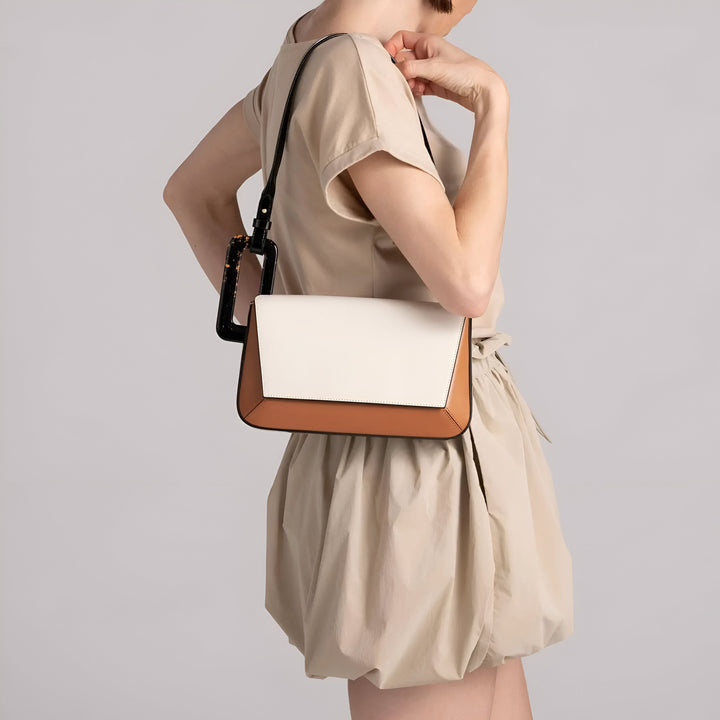 Sac à bandoulière bicolore blanc et marron porté par une femme en robe beige., 46193873715424,46193873748192,46193873780960,46193873813728,46193873846496