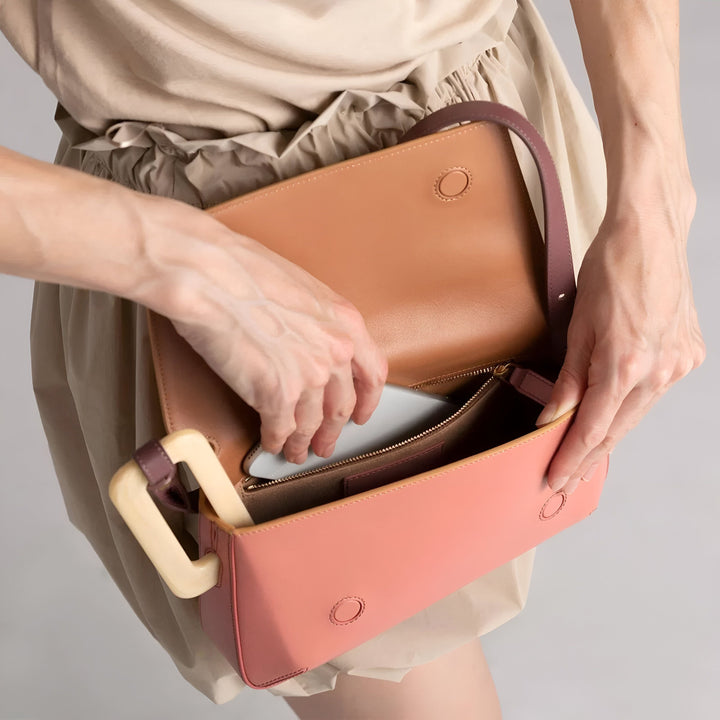 Rangeant un téléphone dans un sac à main rose et beige avec poignée bois., 46193873715424,46193873748192,46193873780960,46193873813728,46193873846496