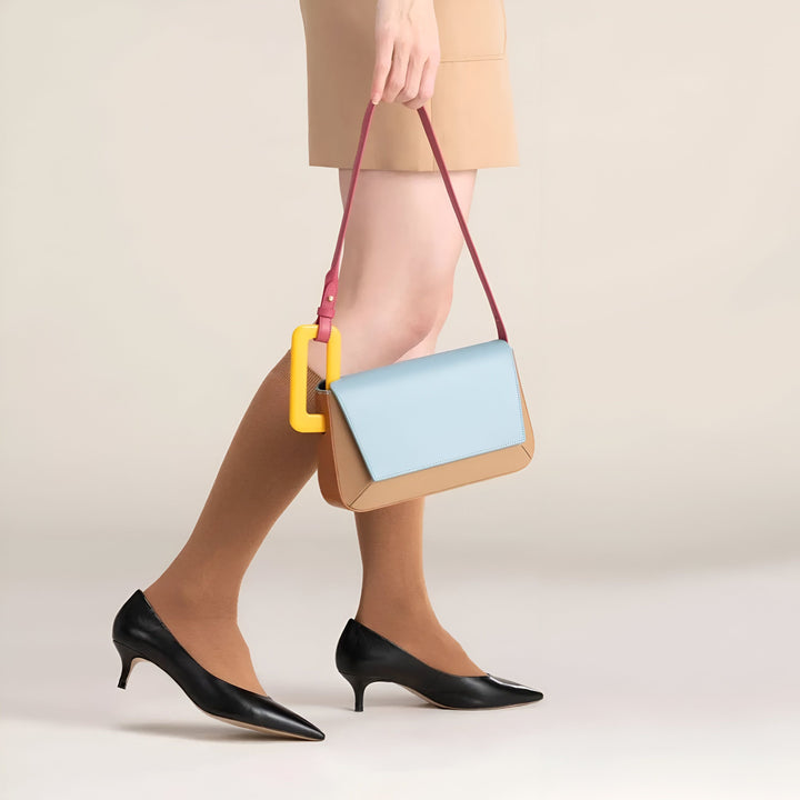 Femme marchant en escarpins noirs, portant un sac bicolore bleu et beige avec anse rose et boucle jaune, 46193873715424,46193873748192,46193873780960,46193873813728,46193873846496