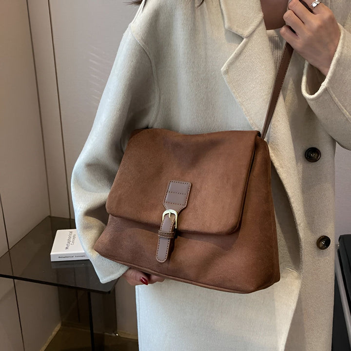 Sac bandoulière marron effet daim avec rabat et boucle dorée., 46193887510752,46193887543520