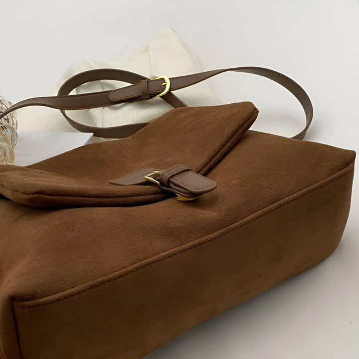 Sac en daim marron avec rabat à boucle dorée., 46193887510752,46193887543520