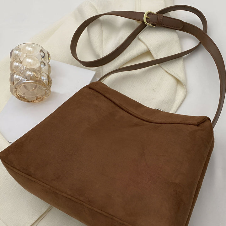 Sac bandoulière marron en suédine avec sangle réglable et boucle dorée., 46193887510752,46193887543520