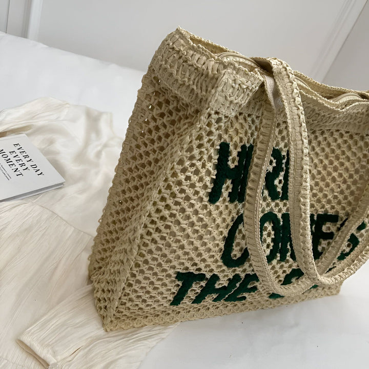 Sac cabas en paille beige avec motif ajouré et inscription verte "HERE COMES THE...", 46193944723680,46193944756448