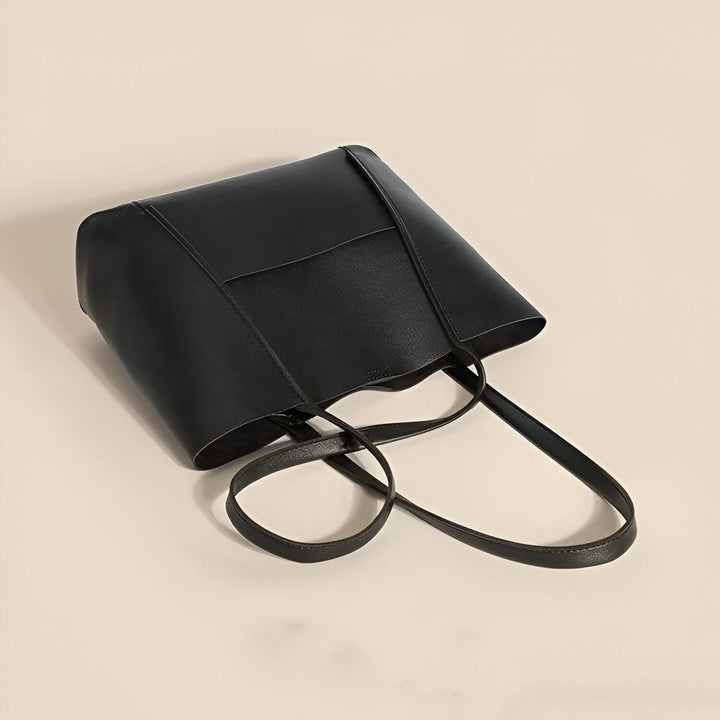 Sac cabas noir posé sur un fond clair., 46194055643360
