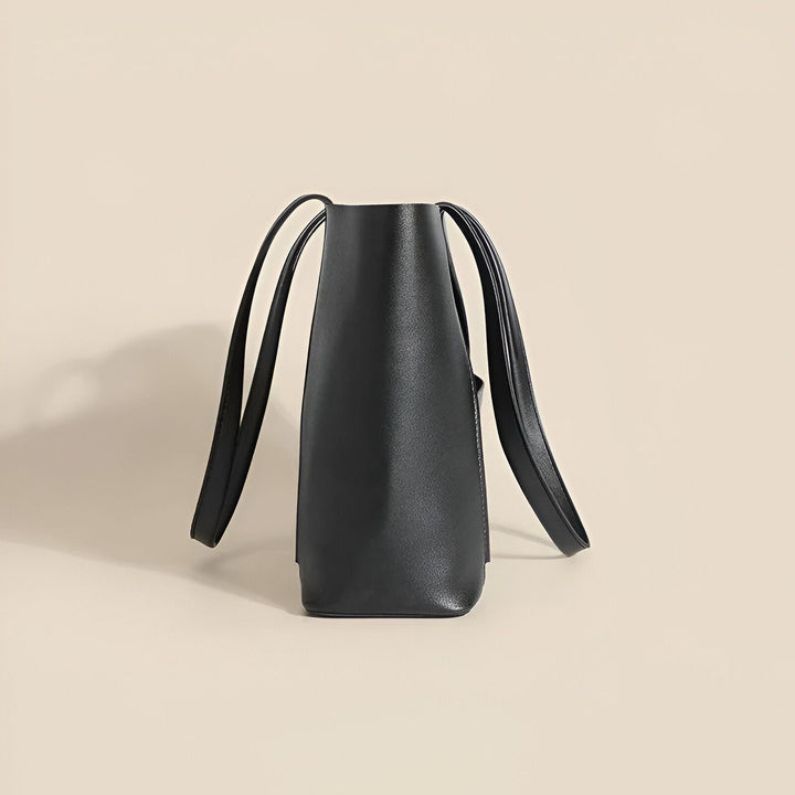 Sac cabas en cuir noir, vue de côté, sur fond clair., 46194055643360