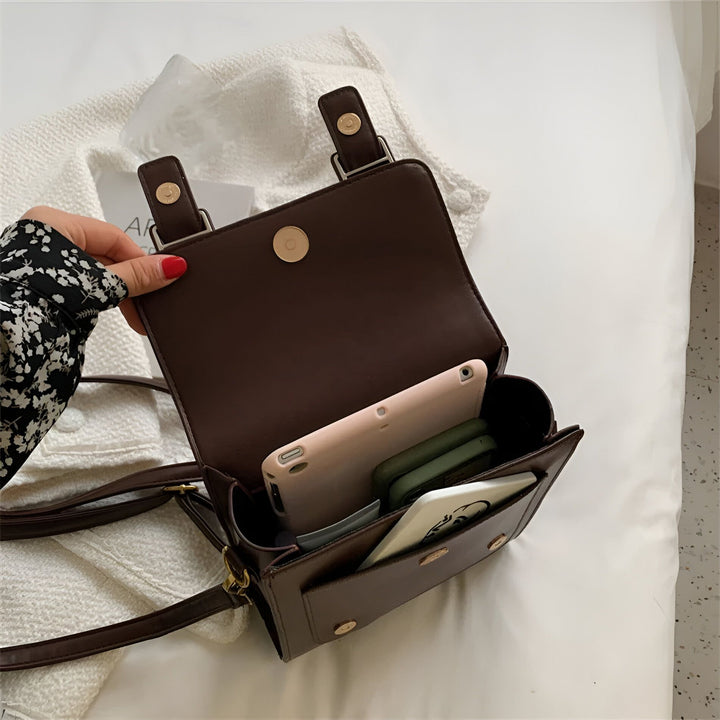 Sac à bandoulière en cuir marron ouvert avec smartphones à l'intérieur., 46194003312864,46194003345632,46194003378400,46194003411168