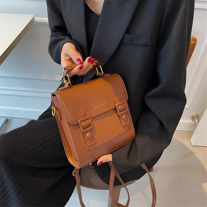Sac à main marron en cuir avec boucles, tenu par une femme, 46194003312864,46194003345632,46194003378400,46194003411168