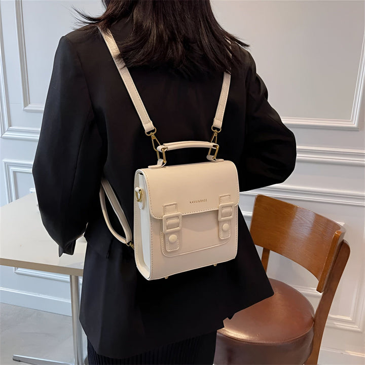 Sac à dos style cartable crème avec boucles, porté sur le dos par une femme en veste noire., 46194003312864,46194003345632,46194003378400,46194003411168