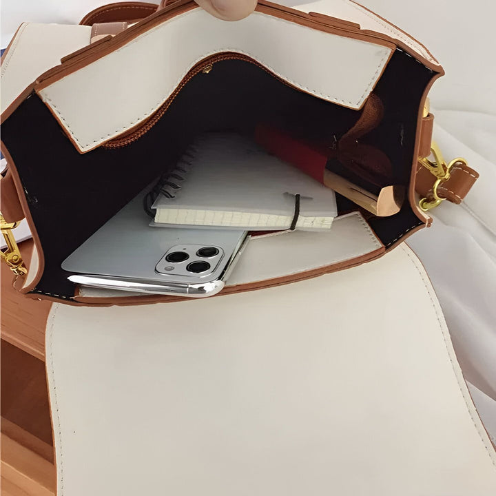 Intérieur d'un sac blanc et marron contenant un smartphone, un carnet et un rouge à lèvres., 46193899569376,46193899602144,46193899634912