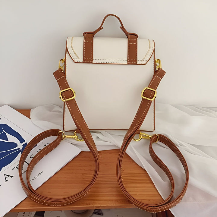 Sac à dos blanc avec bretelles marron, boucles dorées et coutures contrastées., 46193899569376,46193899602144,46193899634912