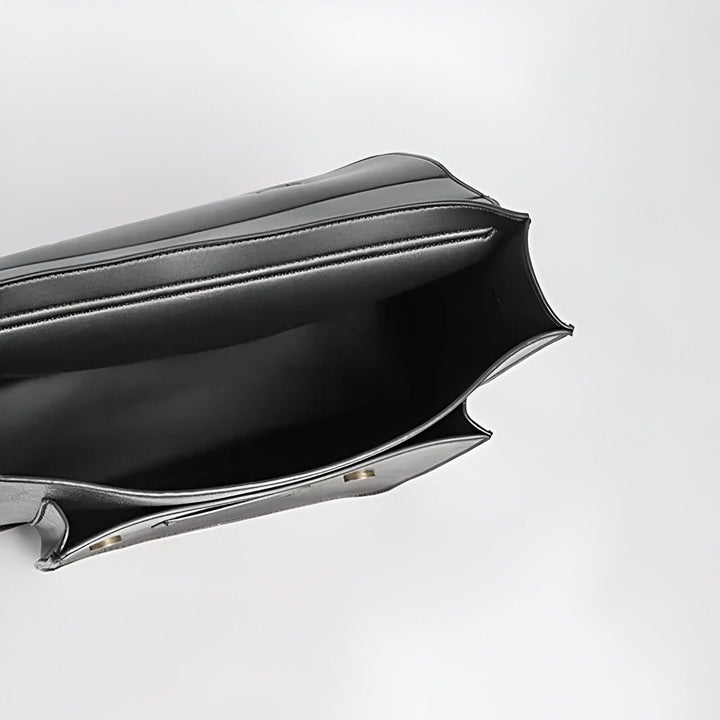 Sac en cuir noir ouvert vu de dessus, montrant l'intérieur., 46193905008864,46193905041632