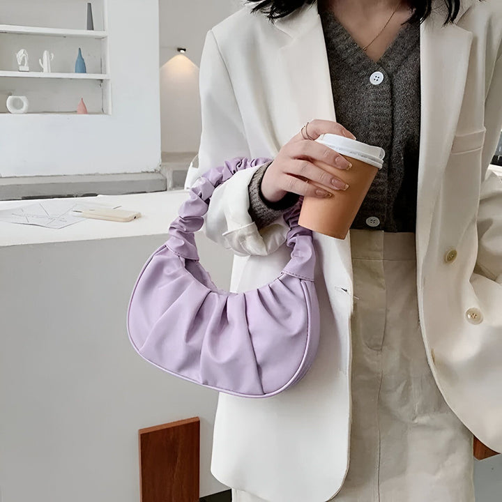Sac à main violet plissé tenu par une femme, 46193963401440,46193963434208,46193963466976,46193963499744,46193963532512