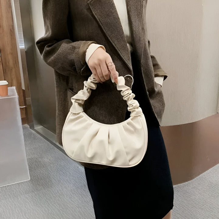 Sac blanc style baguette froncé tenu par une femme, 46193963401440,46193963434208,46193963466976,46193963499744,46193963532512
