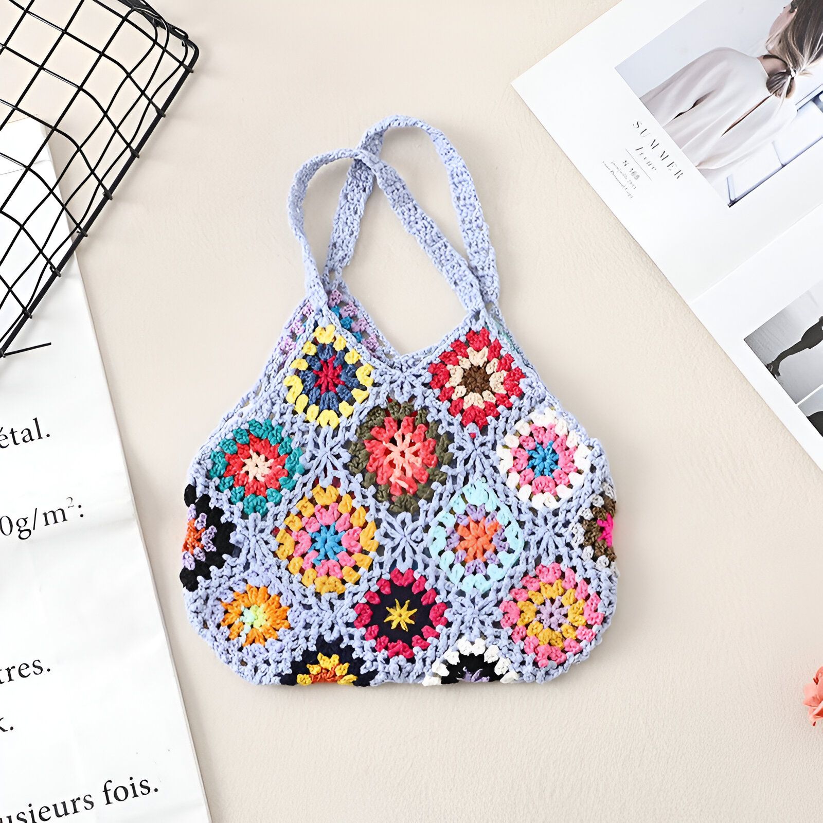 Sac à main en crochet fait main avec des motifs géométriques multicolores.