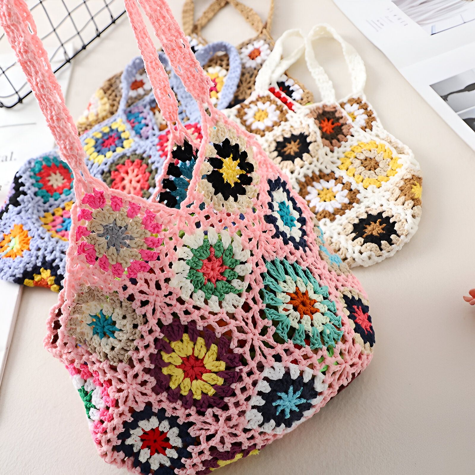 Sac à main en crochet coloré avec motif de carrés.