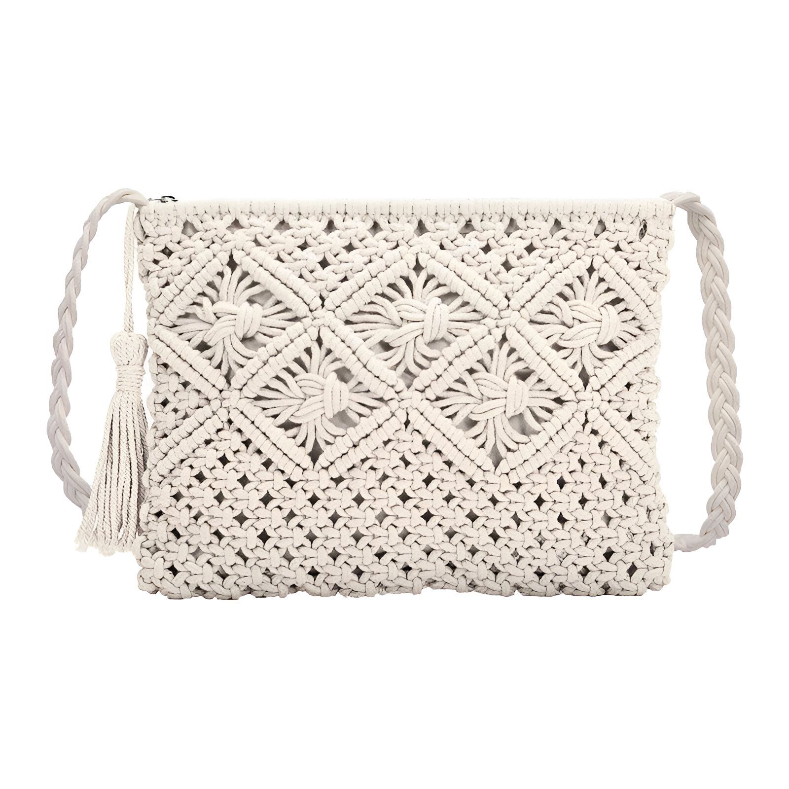 Un sac à main en macramé blanc cassé avec une bandoulière.