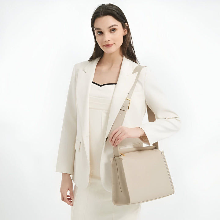 Femme en blazer beige tenant un sac bandoulière taupe, 46193858380000,46193858412768,46193858445536