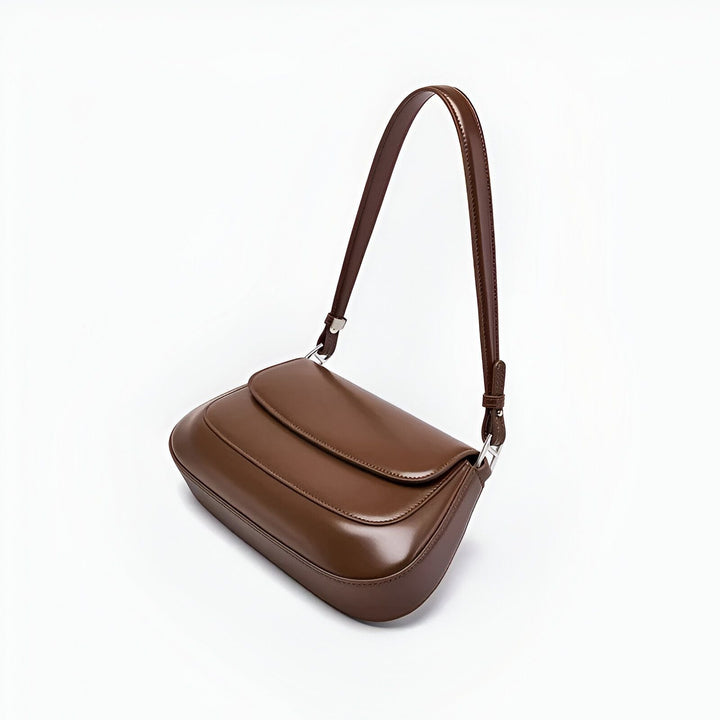 Sac à main marron brillant avec bandoulière réglable sur fond blanc., 46193854316768,46193854349536