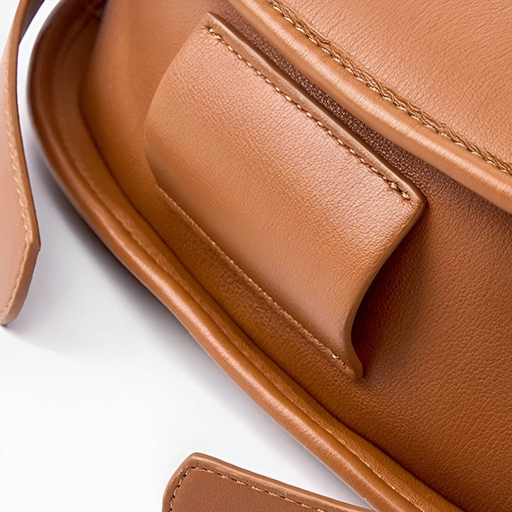 Gros plan sur sac en cuir marron avec coutures, 46193857102048,46193857167584,46193857200352,46193857233120