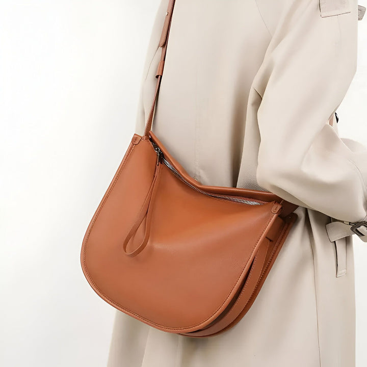 Sac bandoulière en cuir marron porté sur un manteau beige., 46193857102048,46193857167584,46193857200352,46193857233120