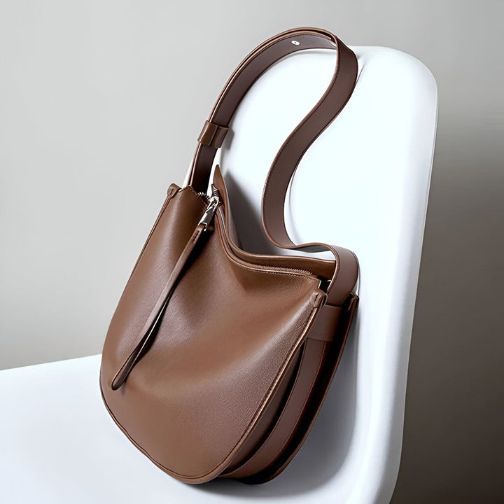 Sac à main hobo en cuir marron sur une chaise blanche., 46193857102048,46193857167584,46193857200352,46193857233120