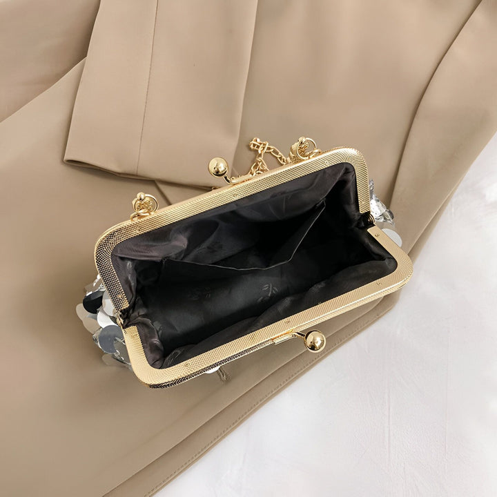 Sac pochette argenté à sequins ouvert, intérieur noir, fermoir doré., 46194028478688,46194028511456