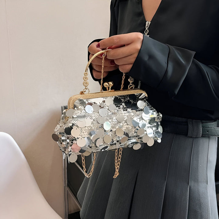 Sac de soirée à sequins argentés et noirs tenu par une personne., 46194028478688,46194028511456
