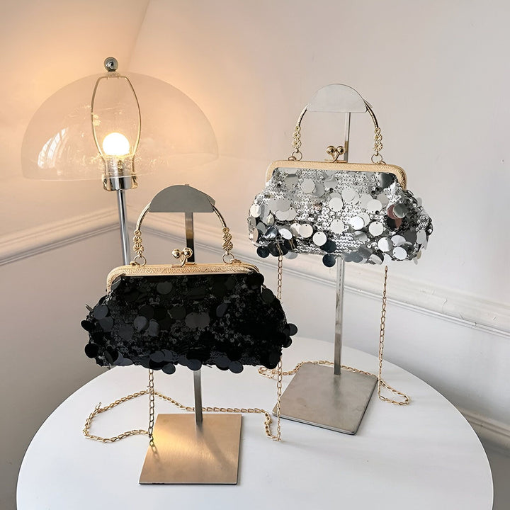 Deux sacs de soirée à paillettes, un noir et un argenté, sur présentoirs., 46194028478688,46194028511456