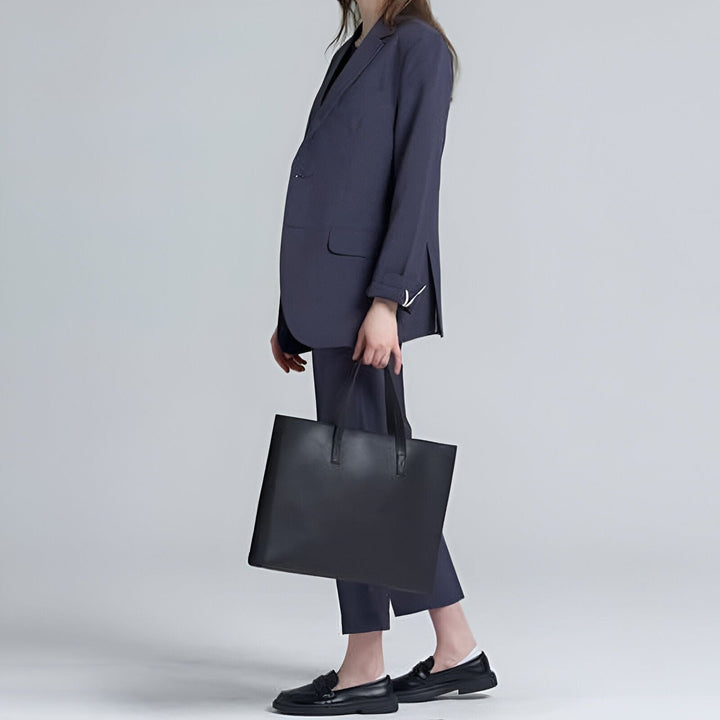 Femme en costume bleu marine, sac cabas et mocassins noirs, 46193907532000,46193907564768,46193907597536,46193907630304,46193907663072,46193907695840,46193907728608,46193907761376,46193907826912,46193907859680,46193907892448,46193907925216,46193907957984,46193907990752,46193908023520