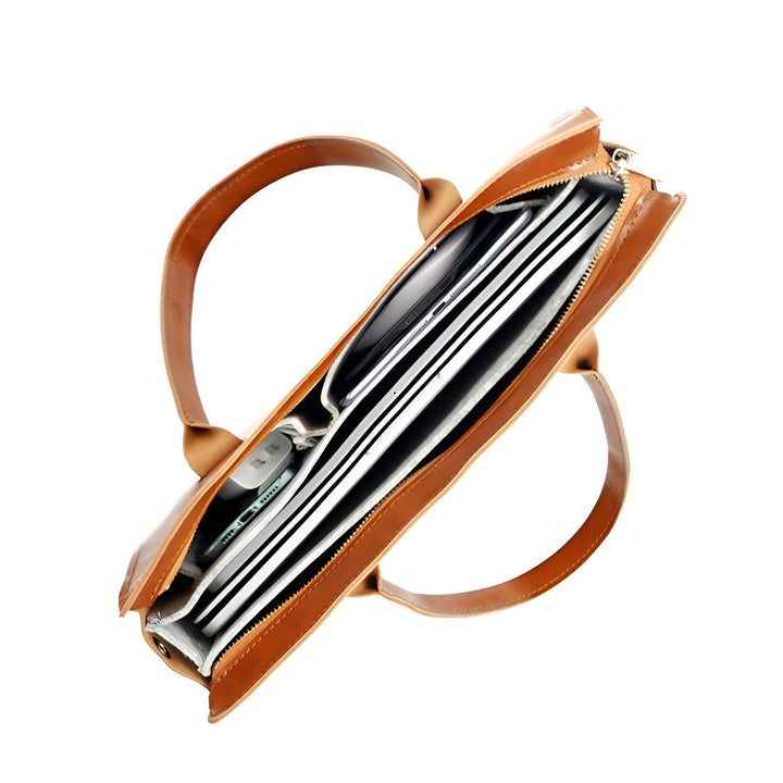 Sac fourre-tout en cuir marron ouvert avec ordinateurs portables et téléphone., 46193907532000,46193907564768,46193907597536,46193907630304,46193907663072,46193907695840,46193907728608,46193907761376,46193907826912,46193907859680,46193907892448,46193907925216,46193907957984,46193907990752,46193908023520