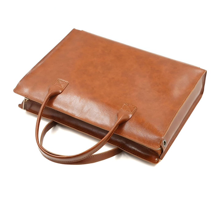 Sacoche marron en cuir avec poignées sur fond blanc, 46193907532000,46193907564768,46193907597536,46193907630304,46193907663072,46193907695840,46193907728608,46193907761376,46193907826912,46193907859680,46193907892448,46193907925216,46193907957984,46193907990752,46193908023520