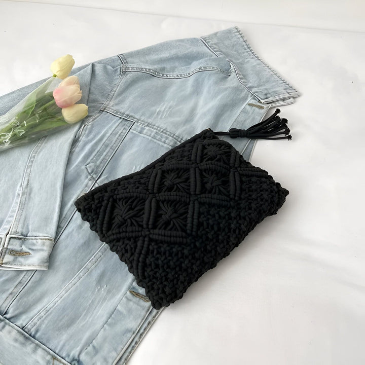 Veste en jean claire avec pochette macramé noire et bouquet de tulipes., 46193947640032,46193947672800,46193947705568