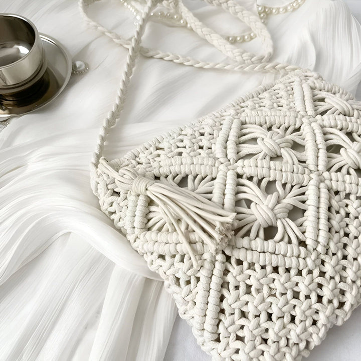 Sac blanc en macramé avec pompon sur tissu blanc plissé, 46193947640032,46193947672800,46193947705568