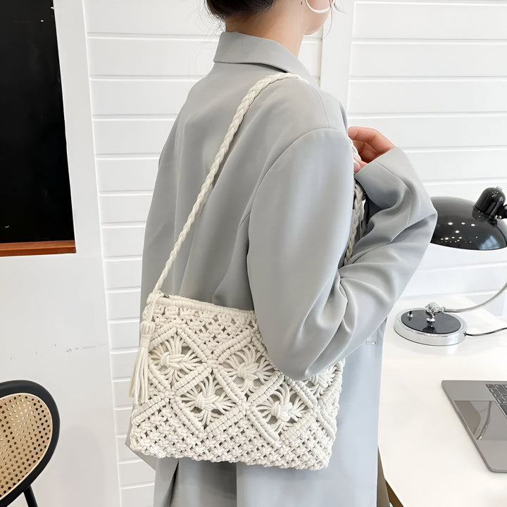 Sac à bandoulière macramé blanc avec pompon, porté par une femme., 46193947640032,46193947672800,46193947705568