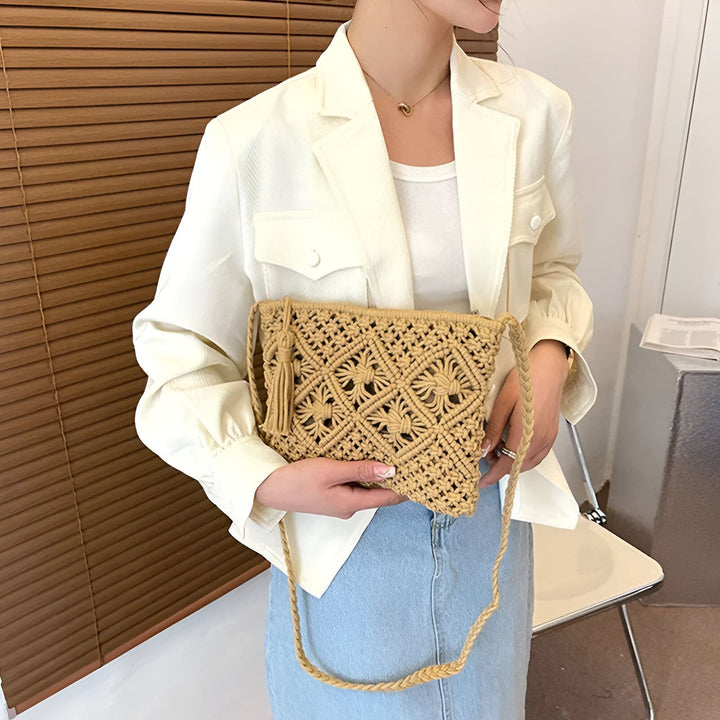 Pochette beige en macramé avec motif géométrique et pompon, tenue par une femme, 46193947640032,46193947672800,46193947705568