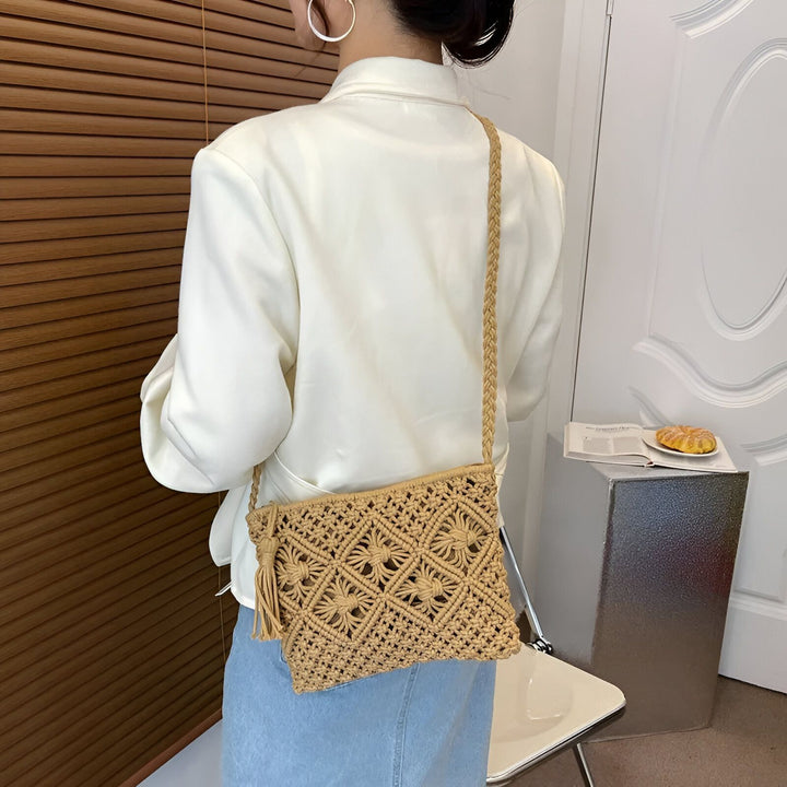 Sac bandoulière macramé beige orné d'un pompon, porté par une femme., 46193947640032,46193947672800,46193947705568