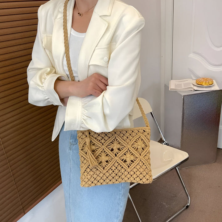Sac bandoulière macramé beige porté par une femme en blazer blanc et jean., 46193947640032,46193947672800,46193947705568