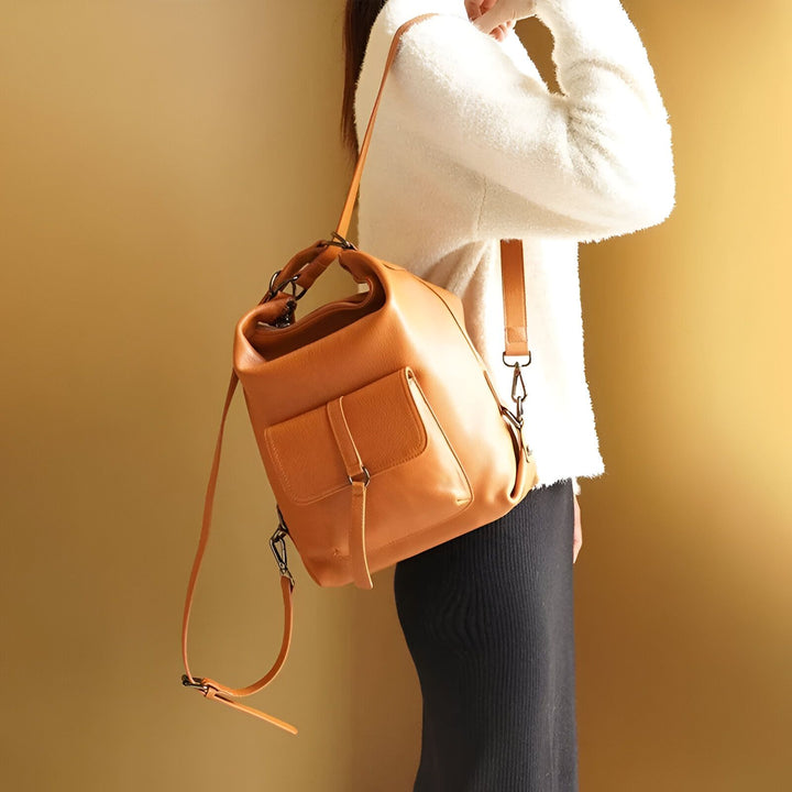 Femme portant un sac en cuir marron sur l'épaule, 46193840029920,46193840062688,46193840095456,46193840128224,46193840160992