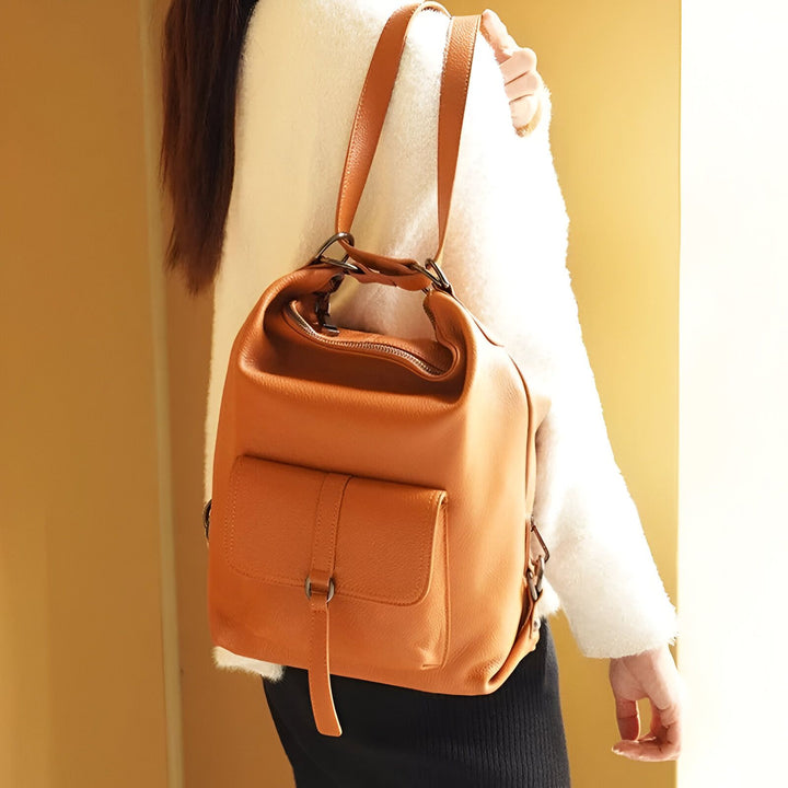 Sac à dos en cuir camel avec poche frontale porté par une femme., 46193840029920,46193840062688,46193840095456,46193840128224,46193840160992