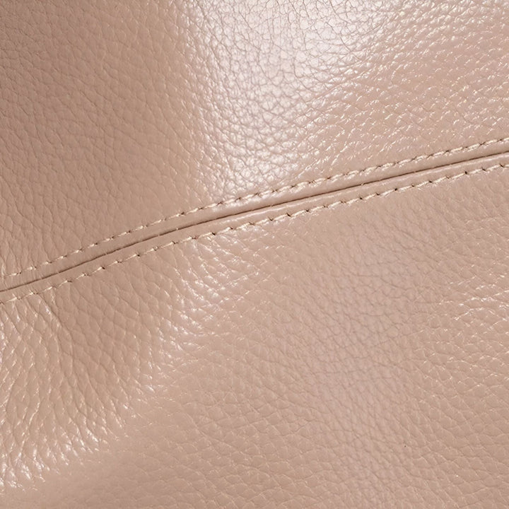 Gros plan sur la texture du cuir beige avec double couture, 46193840029920,46193840062688,46193840095456,46193840128224,46193840160992