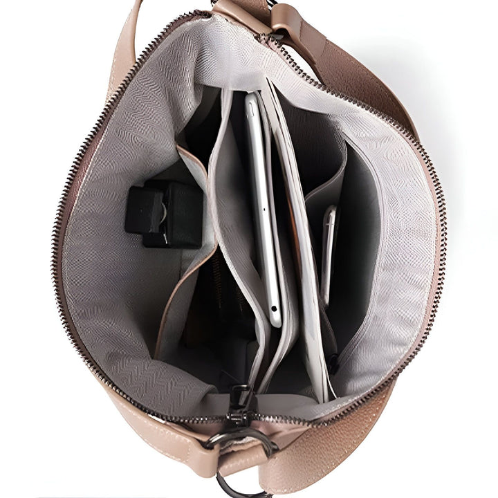 Intérieur d'un sac à main beige avec multiples compartiments organisés contenant tablette et téléphone., 46193840029920,46193840062688,46193840095456,46193840128224,46193840160992