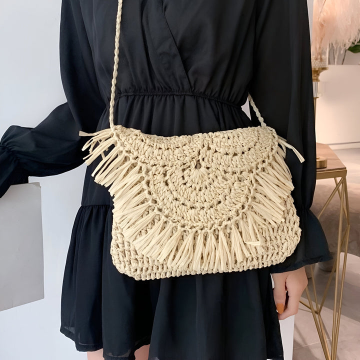 Sac bandoulière en paille beige à franges porté avec une robe noire., 46193921884384,46193921917152