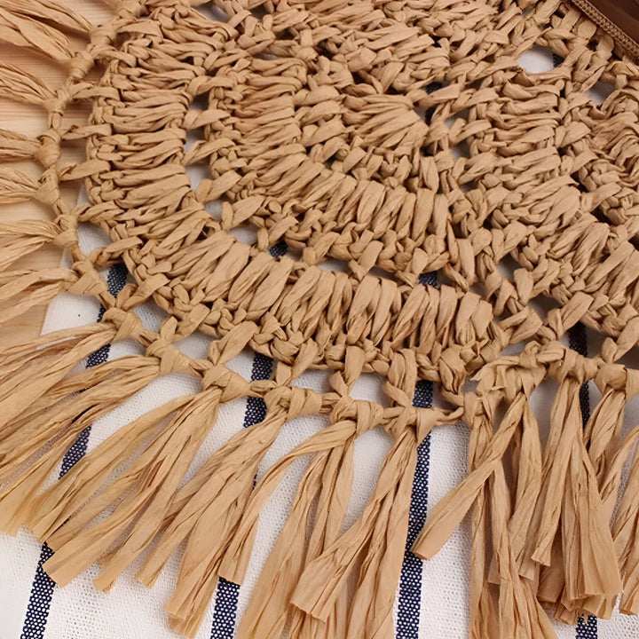 Tissage beige avec franges sur tissu rayé blanc et bleu., 46193921884384,46193921917152