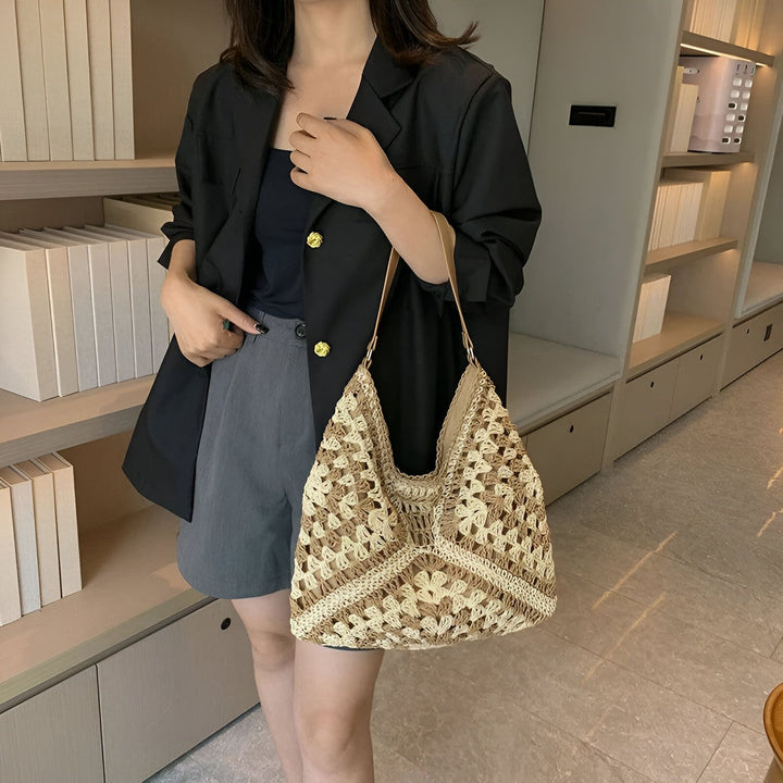 Femme en veste noire et short gris avec un grand sac tissé beige et marron., 46193948721376,46193948754144