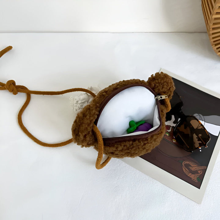 Sac bandoulière en peluche marron forme ours, ouvert, avec fermeture éclair et jouet aubergine., 46193981587680,46193981620448