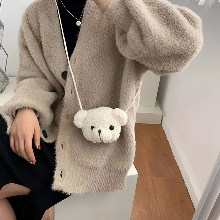 Personne portant un cardigan beige moelleux et un petit sac ours blanc, 46193981587680,46193981620448