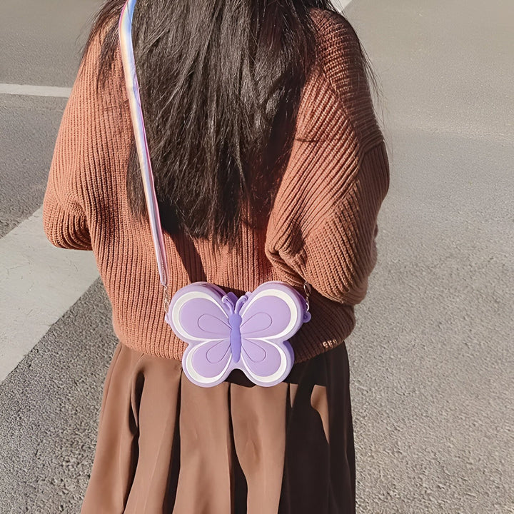 Vue de dos d'une personne avec pull marron et sac papillon violet à sangle irisée., 46193987289312,46193987322080,46193987354848,46193987387616
