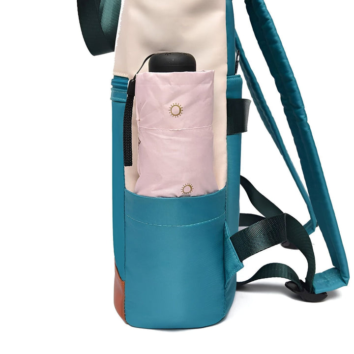 Sac à dos bleu et crème vue latérale, un parapluie rose est dans la poche latérale., 46193874665696,46193874698464,46193874731232,46193874764000